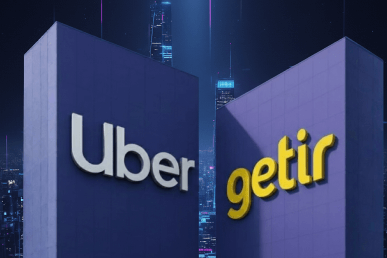 Modern bir şehir silüeti önünde yan yana yükselen dev sütunlar üzerinde sergilenen Uber ve Getir logoları; Türkiye teslimat pazarı satın alma haberi temsilî görseli.